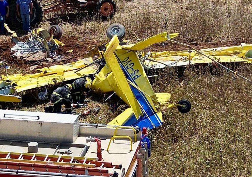 Corpo de Bombeiros realiza desencarceramento de corpo de vítima que ficou presa em ferragens após queda de avião agrícola